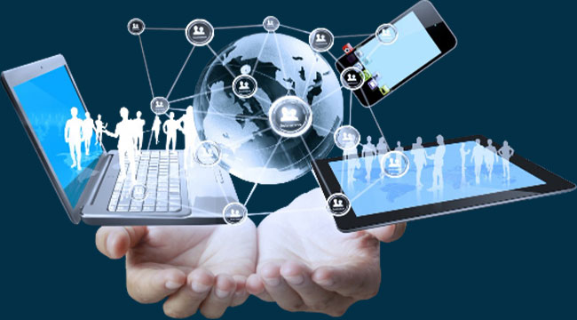 Manos sosteniendo dispositivos tecnológicos conectados a un globo terráqueo, representando la innovación y conectividad en CRM con Salesforce