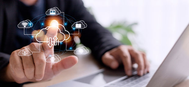 Persona tocando un icono de nube en una pantalla digital, simbolizando la migración de datos y servicios a la nube con Salesforce